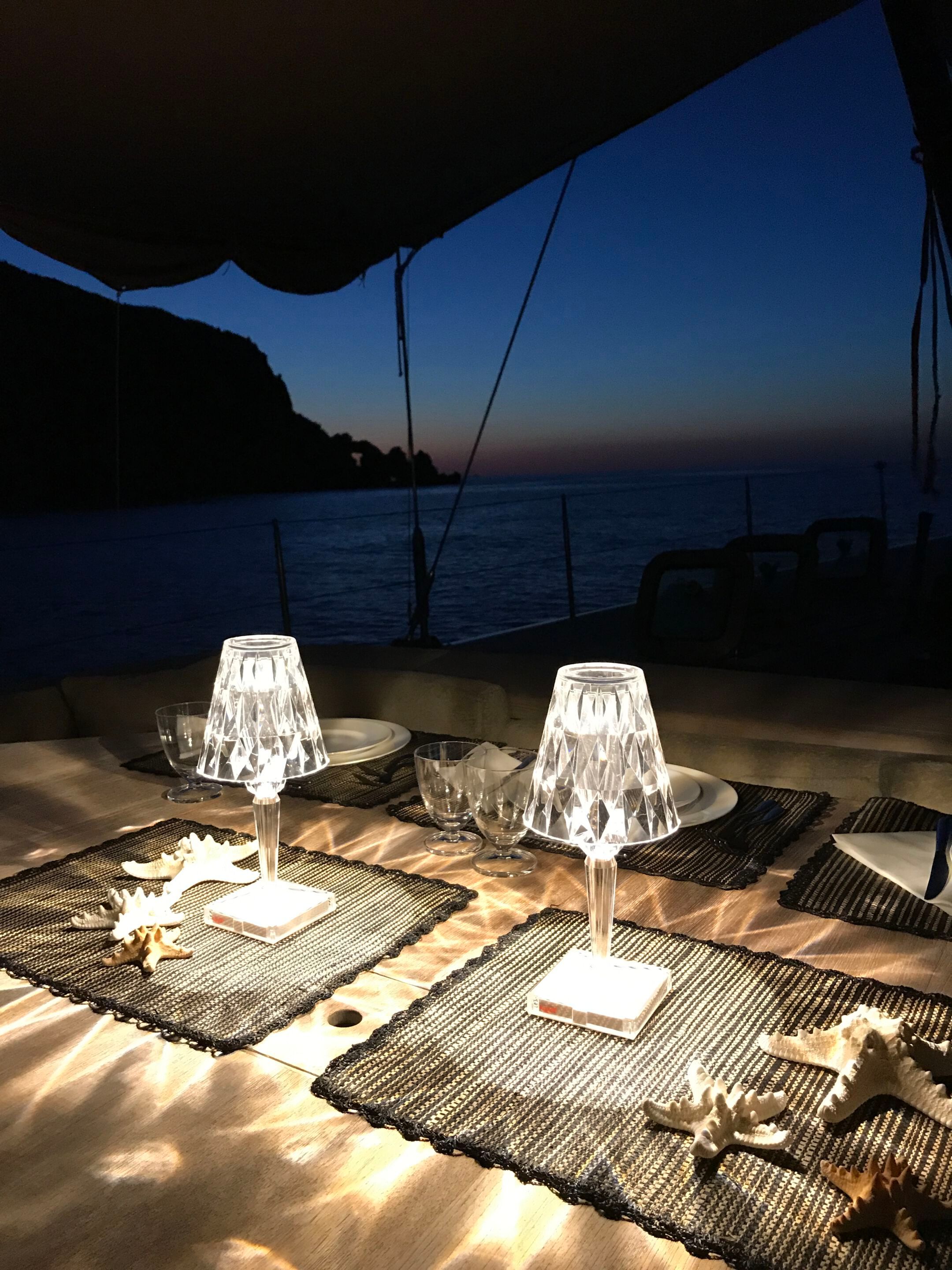 Светодиодная настольная лампа из инженерного пластика с батарейным питанием Kartell BATTERY ARCH-00018992 - Вид №8