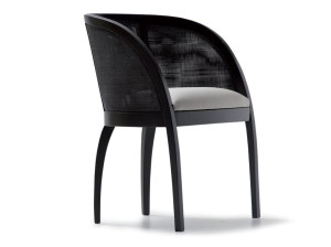 Деревянный стул с подлокотниками