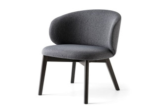 Кресло из ткани с ножками из бука