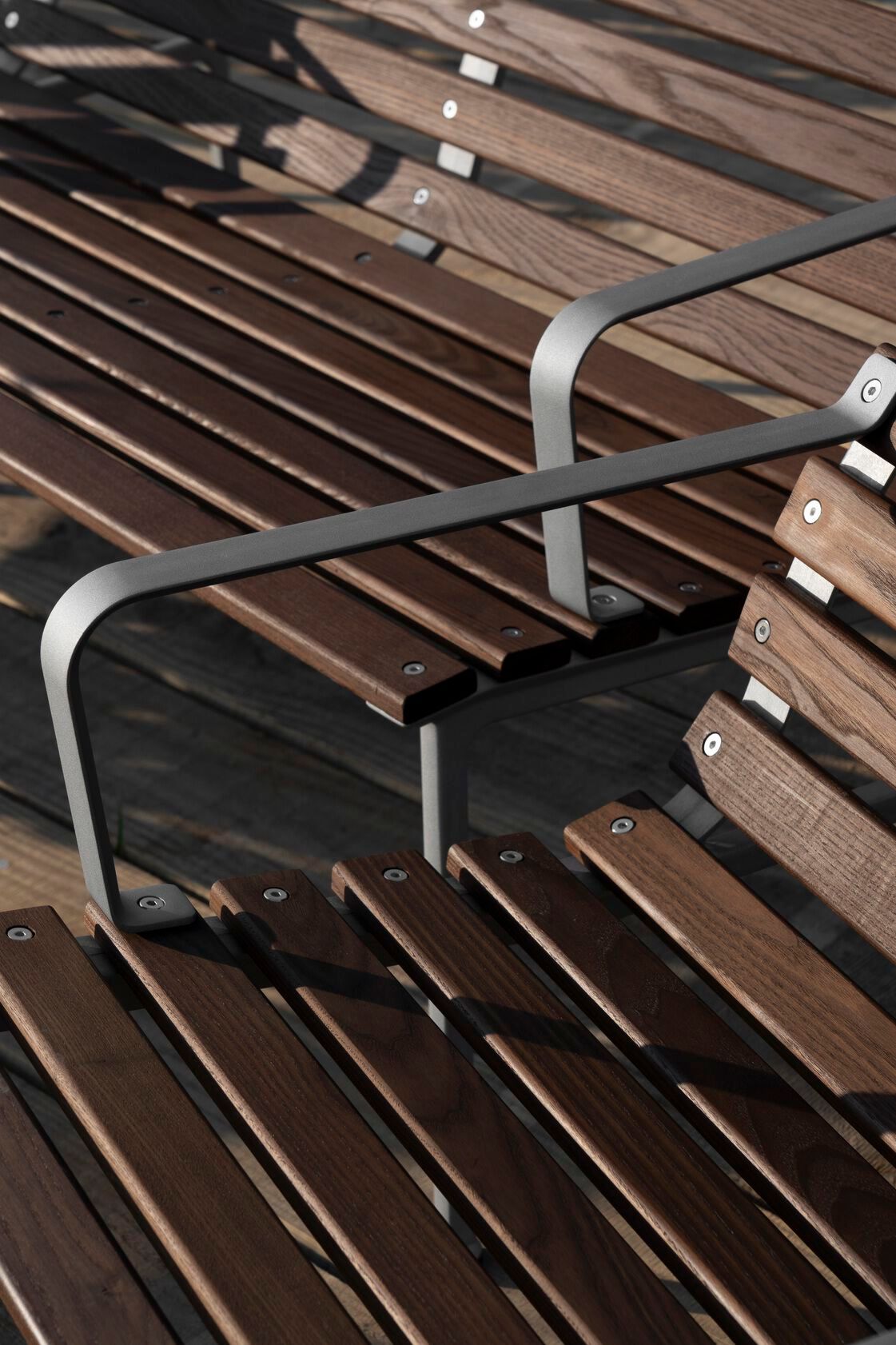 Садовая скамейка из ясеня с подлокотниками и спинкой Hay Траверс ARCH-00090628 - Вид №5