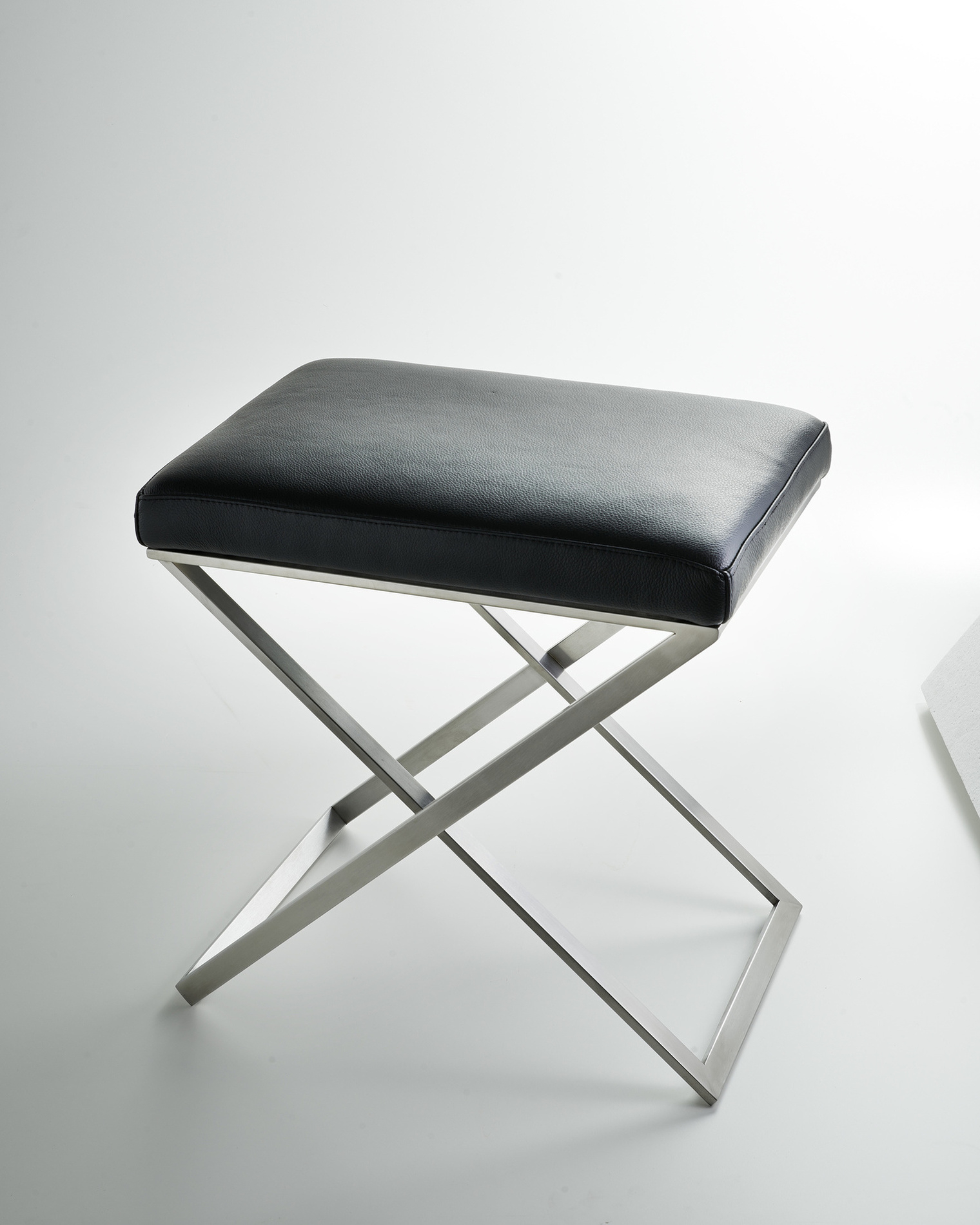 LONE/XS/.. 3SC Табурет со скрещенными ножками из атласной нержавеющей стали – подушка из гладкой кожи Moderno Treesseci 3SC