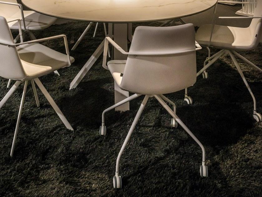 B&T Design Офисный стул на козелке с подлокотниками на колесиках Pera sun-id-1381745 - Вид №8