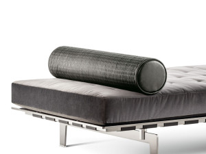 Кожаная цилиндрическая подушка