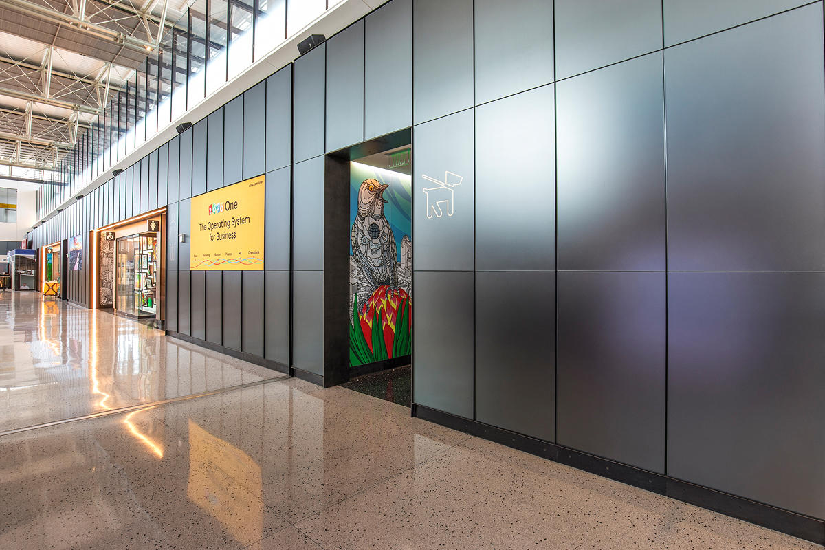 FSRT642 Система обшивки стен Levelr с панелями из стекла vivispectra vektr с индивидуальной прослойкой, показанной в конфигурации Reflective с отделкой pearlex + и открывающими ребрами из нержавеющей стали Forms-surfaces  - Вид №8