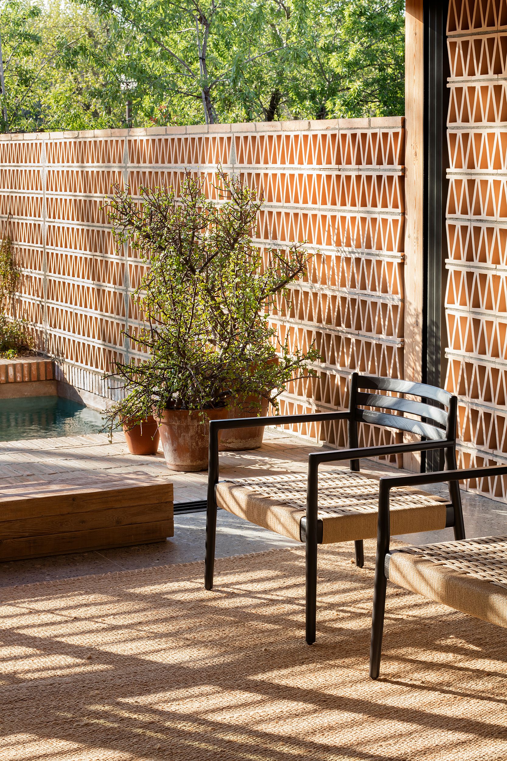 Стул из массива дерева с подлокотниками Vergés Bogart ARCH-00145271 - Вид №2