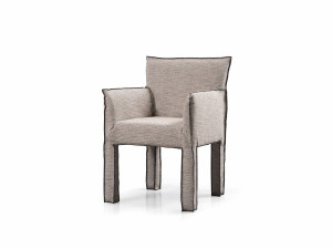 Мягкий стул с подлокотниками