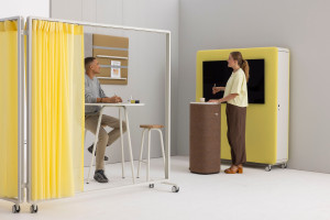 Высокий квадратный тканевый журнальный столик с деревянной столешницей