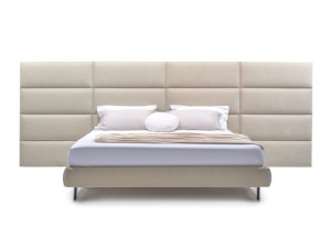 Двуспальная кровать из ткани с высоким изголовьем