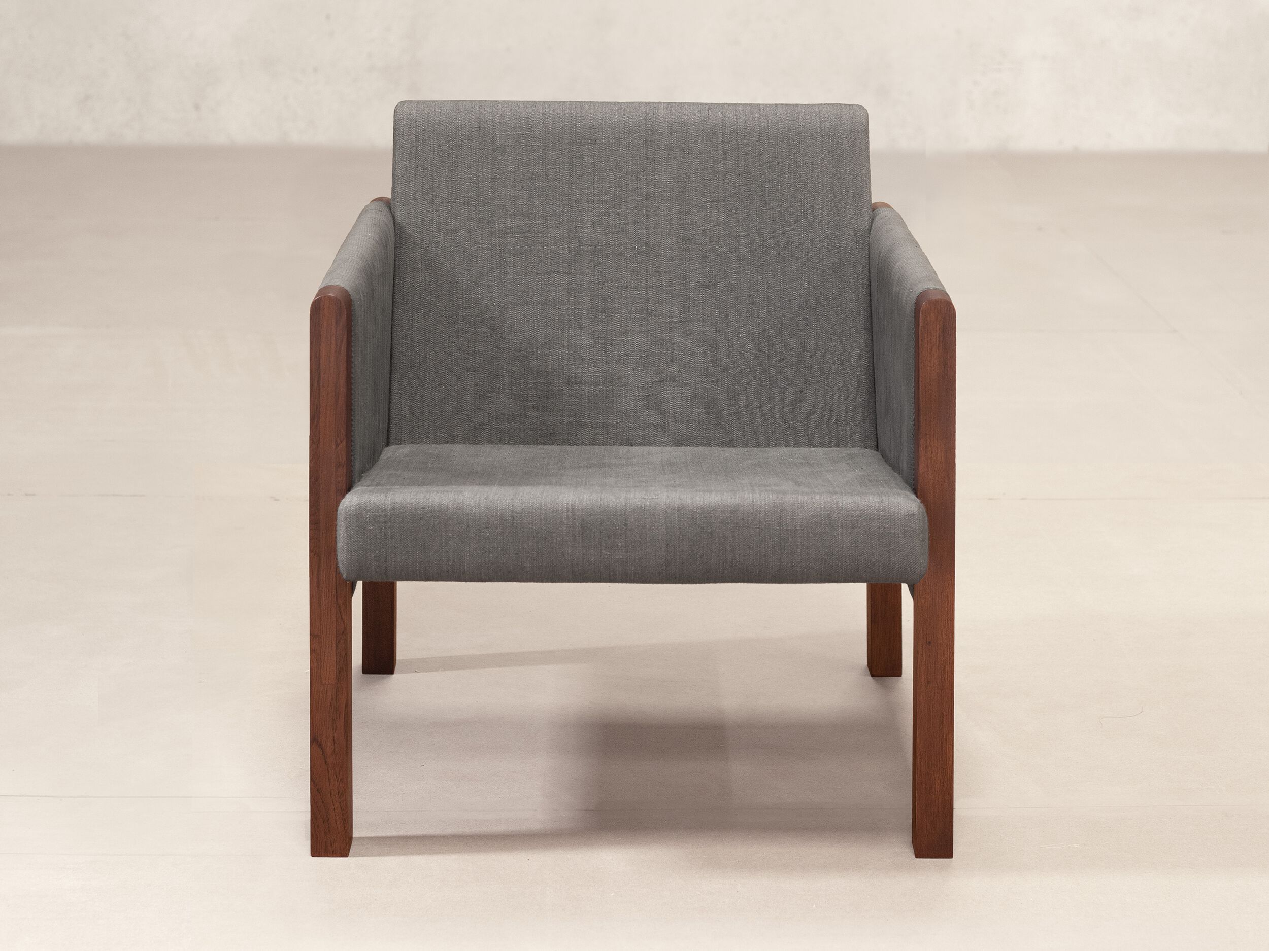 Тканевое кресло с подлокотниками Phantom Hands Niwar ARCH-00150328 - Вид №1