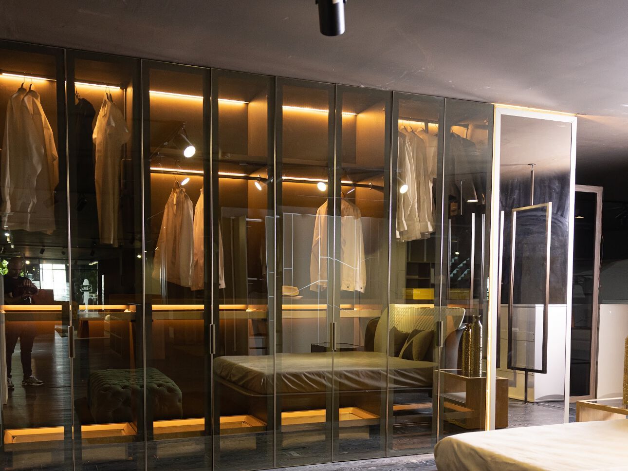 Деревянный и стеклянный шкаф ABLE KENDALL ARCH-00086015 - Вид №1