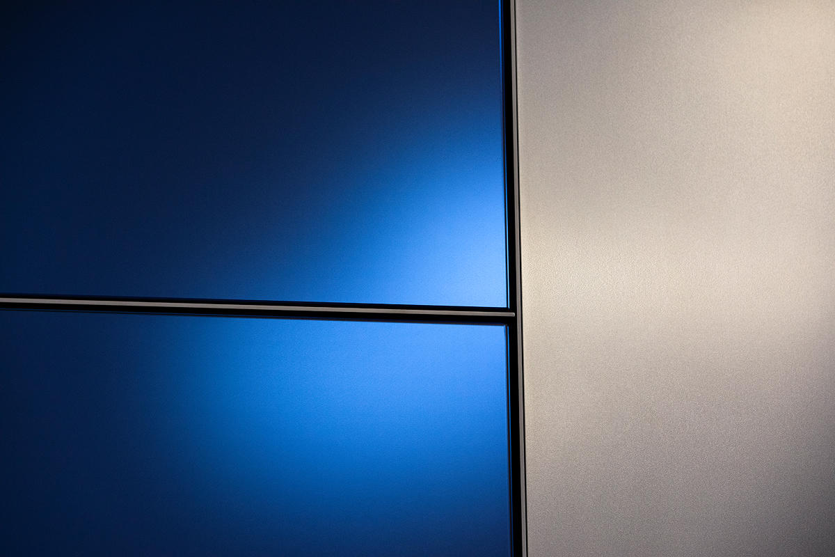 FSRT643 Фрагмент системы выравнивания стен с панелями из стекла vivispectra vektr с индивидуальной прослойкой, показанной в конфигурации отражения с отделкой pearlex + и выступающими ребрами из нержавеющей стали Forms-surfaces  - Вид №20