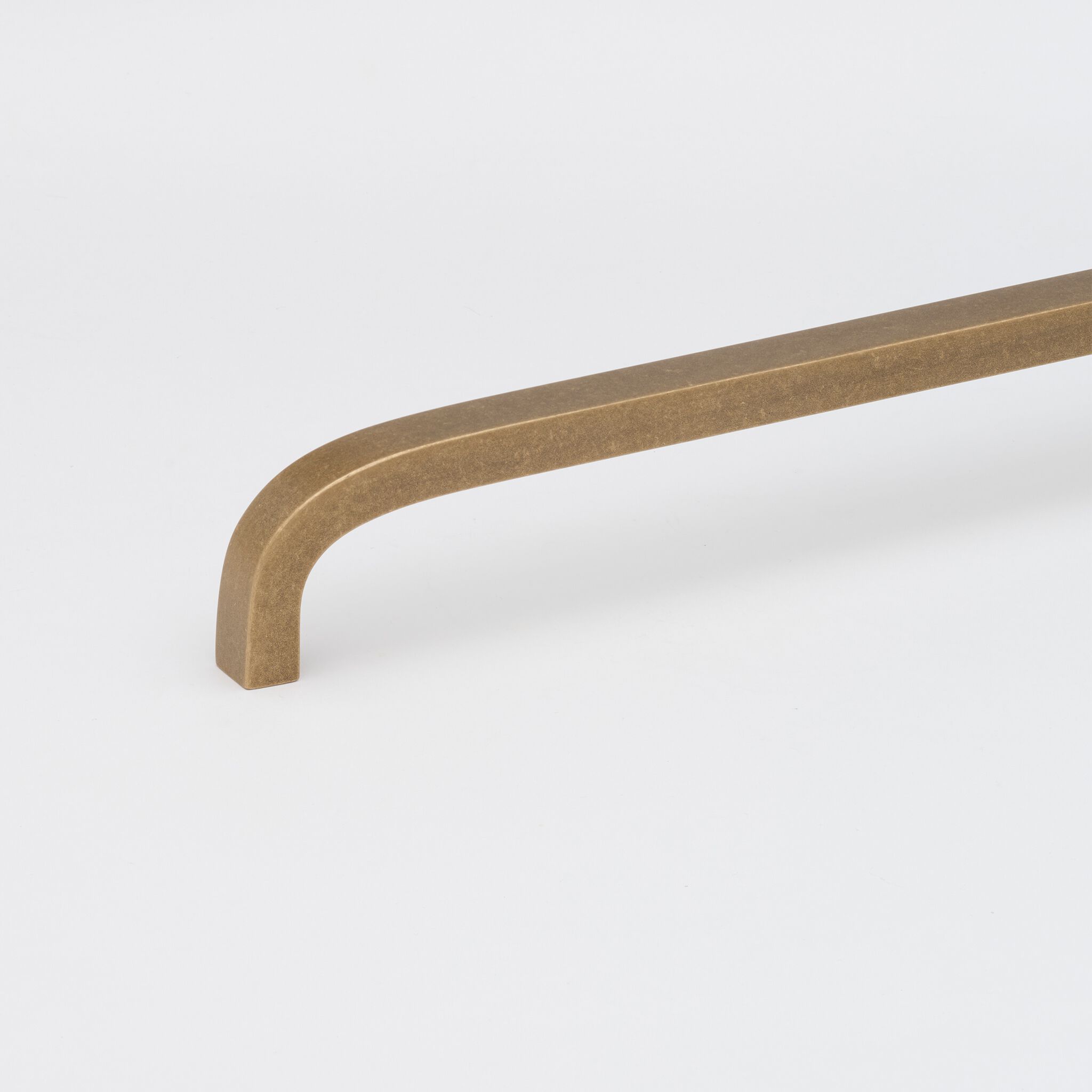 Латунная мебельная ручка Lo & Co Interiors Curve ARCH-00101114 - Вид №18