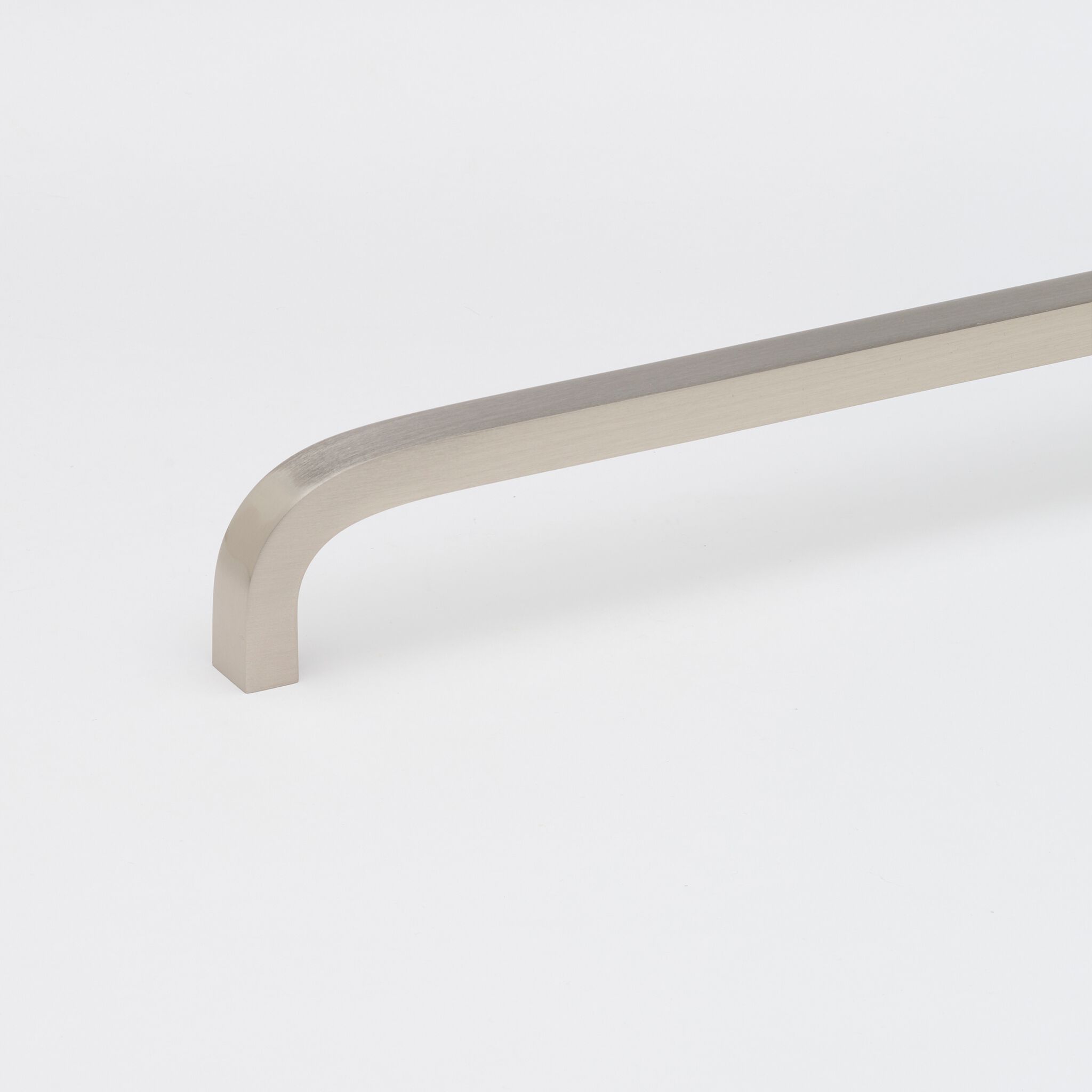 Латунная мебельная ручка Lo & Co Interiors Curve ARCH-00101114 - Вид №29