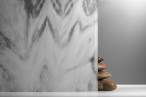 FSRT449 Стекло Vivitela Shibori на изображении в конфигурации с прослойкой Aurora Three в белом цвете и отделкой pearlex + Forms-surfaces