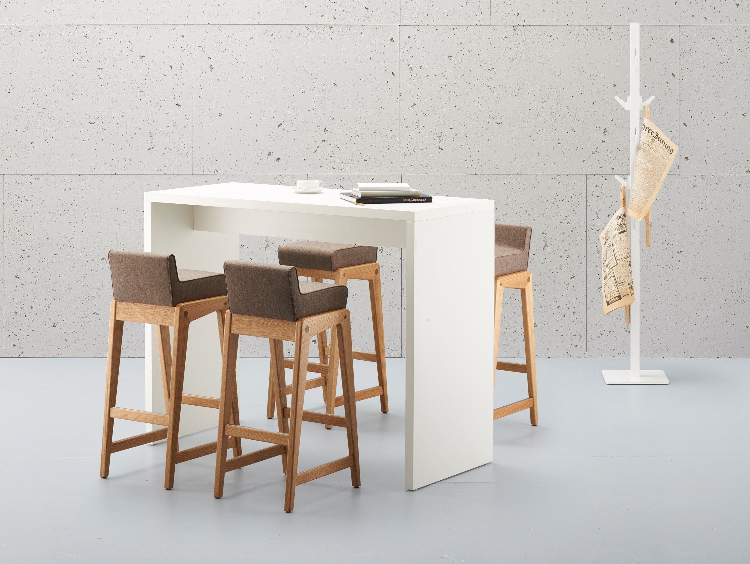 Высокий мягкий стул с подставкой для ног SCHNEEWEISS interior Wiener Fauteuil ARCH-00052321 - Вид №1