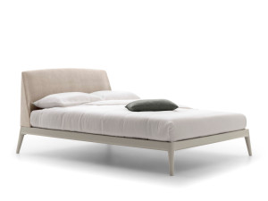 Деревянная двуспальная кровать с мягким изголовьем