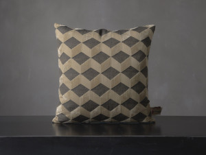 Бархатная квадратная подушка