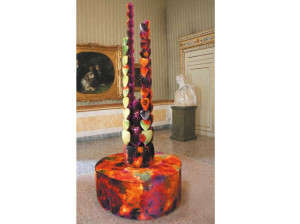 Изогнутая мягкая скамейка из ткани