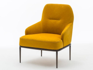 Кожаное кресло с подлокотниками