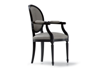 Тканевый стул с подлокотниками