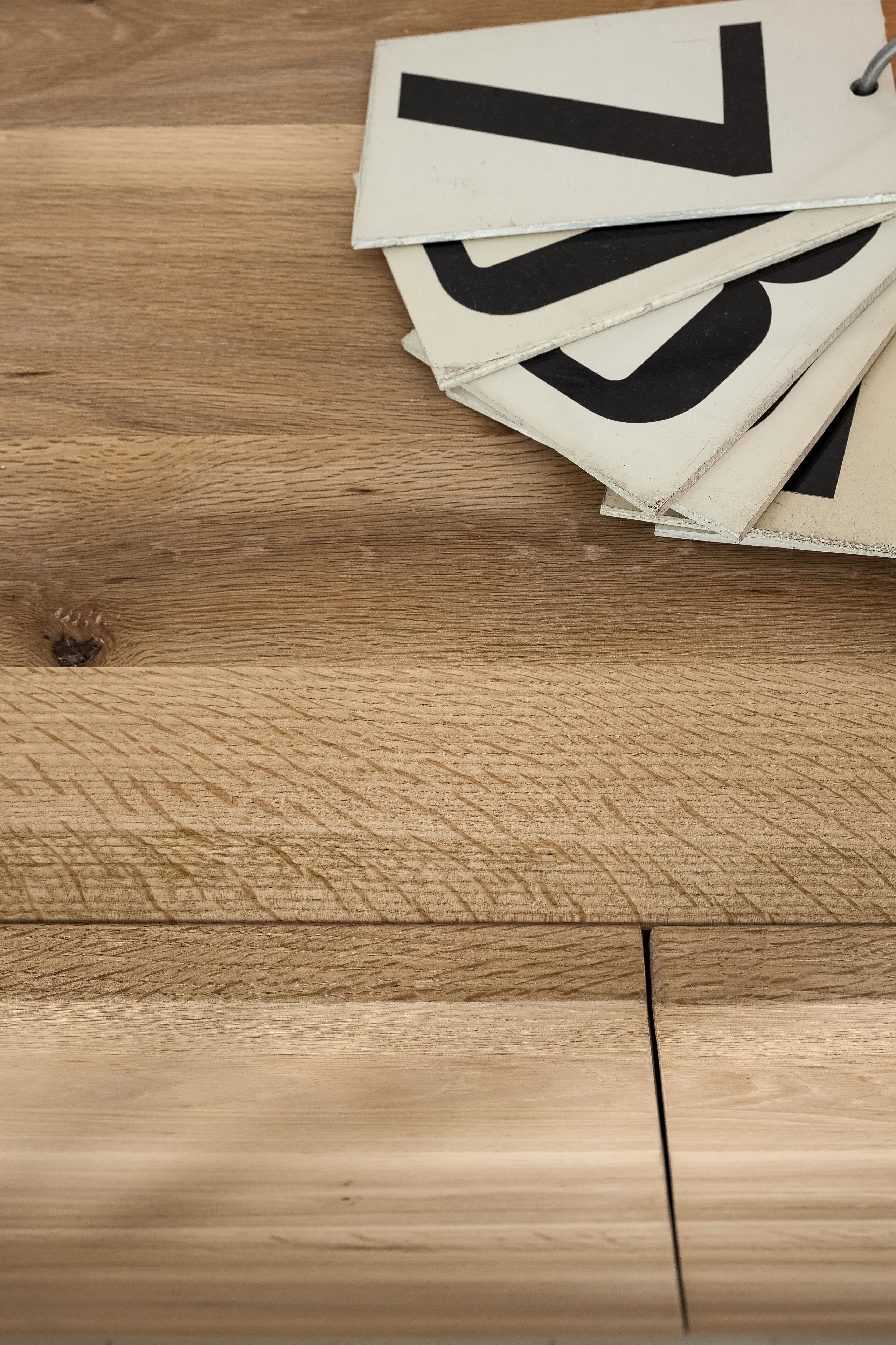 Шкаф с распашными дверцами и ящиками из массива дерева Devina Nais ARCH-00025211 - Вид №4