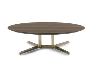 Низкий круглый журнальный столик с деревянной столешницей