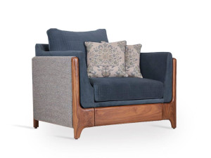 Тканевое кресло с подлокотниками