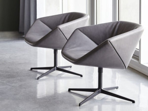 Тканевое кресло с подлокотниками