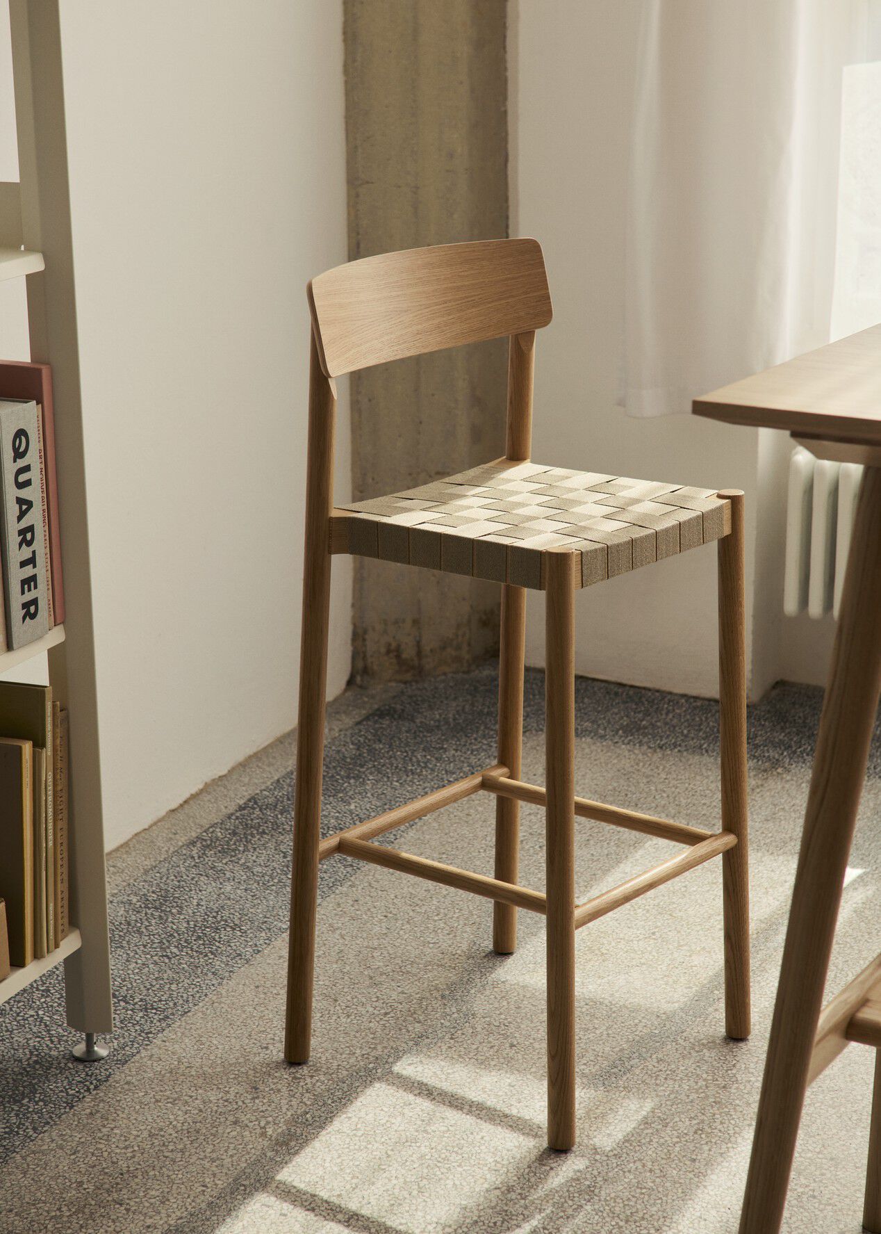 Барный стул из массива дерева с льняным сиденьем &Tradition Betty ARCH-00099790 - Вид №5