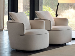 Тканевое кресло с подлокотниками