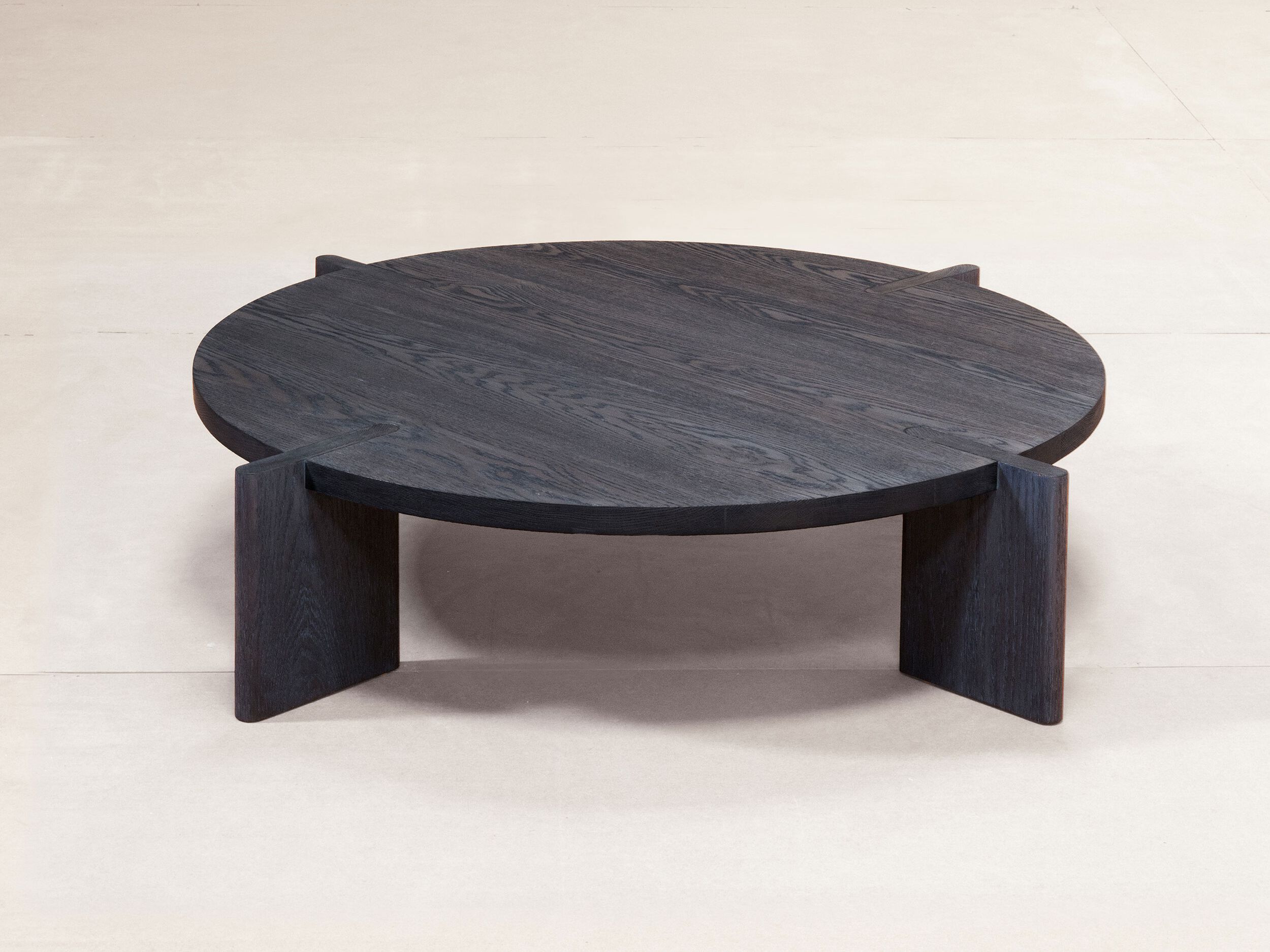 Деревянный круглый журнальный столик Phantom Hands X + L ARCH-00146262 - Вид №1