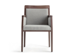 Стул из бука с подлокотниками