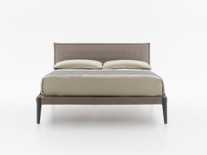 Двуспальная кровать из ткани с капитонным изголовьем