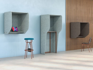 Телефонная будка с одной стеной