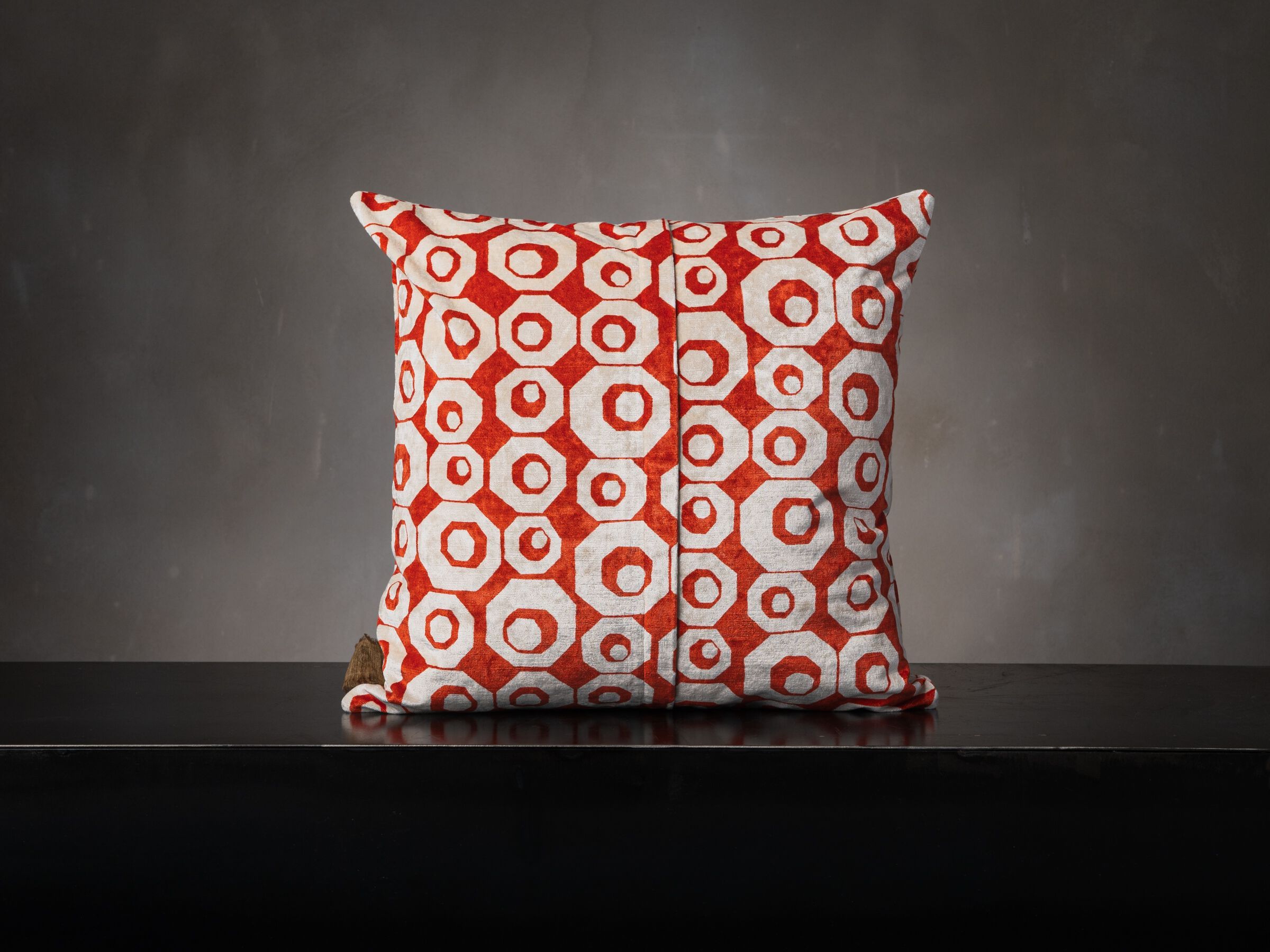 Квадратная подушка из вискозы The House of Lyria LOTO ARCH-00015156