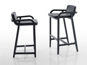 Высокий кожаный стул с подлокотниками