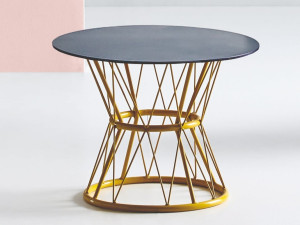 Круглый металлический журнальный столик