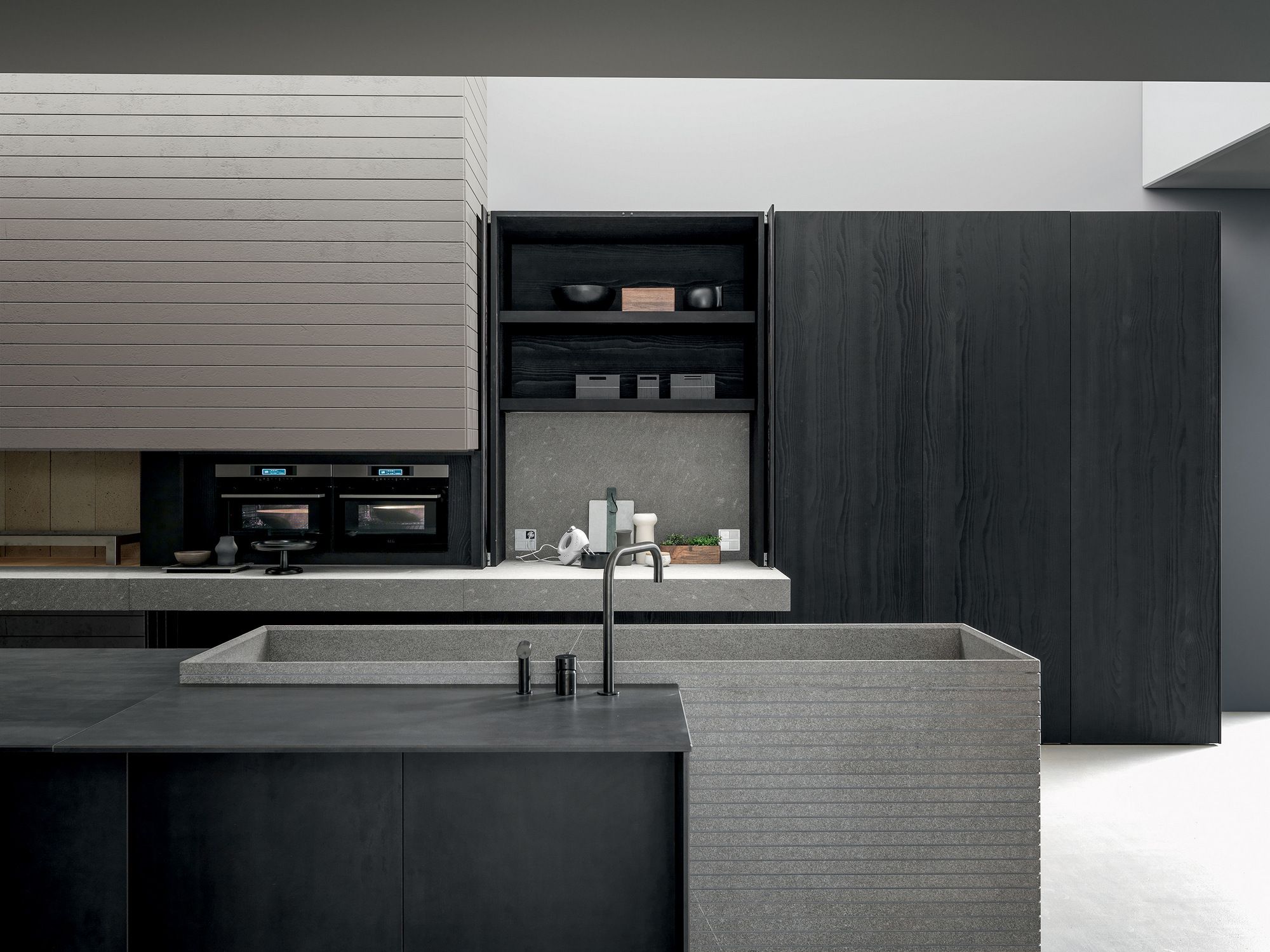 Кухня с каменным островом piasentina, керамогранитом black и кедром MODULNOVA Blade ARCH-00048576 - Вид №6