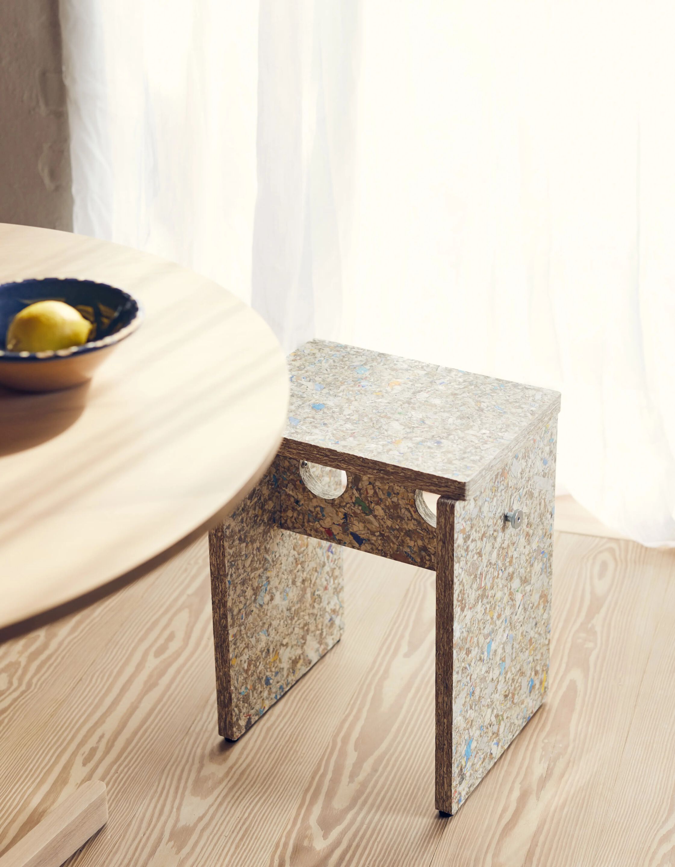 Низкий стул из переработанного материала Form & Refine римейк ARCH-00116232 - Вид №3