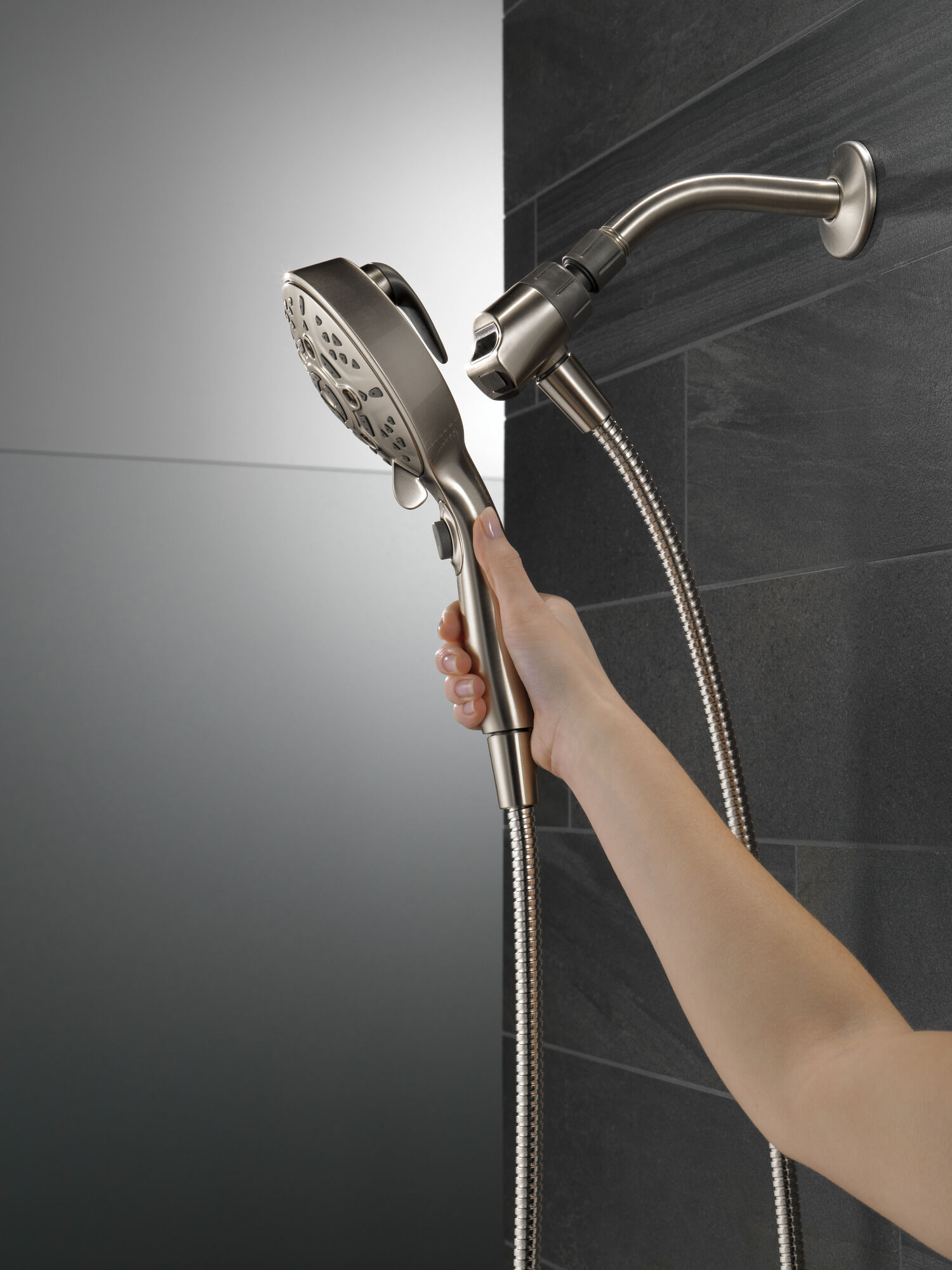 Ручной душ SureDock ™ с 7 настройками Delta Faucet 75707SN - Вид №3