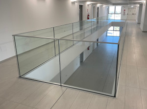 Стеклянный парапет для окон и балконов