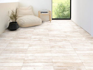 Нескользящий пол из переработанного ПВХ с эффектом дерева