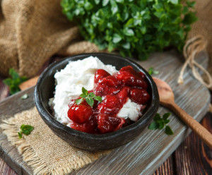 5869 Творог греческий 5% с клубничным вареньем Вкусляндия