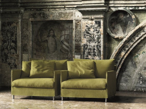 Тканевое кресло с подлокотниками