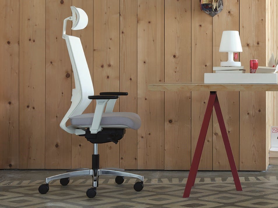 Мягкое регулируемое по высоте офисное кресло с подголовником Nahu Logica White ARCH-00038145