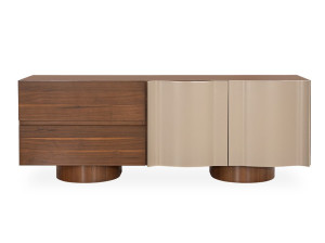 Деревянный шкаф с распашными дверцами и ящиками