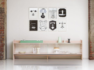 Шкаф из дерева и стекла