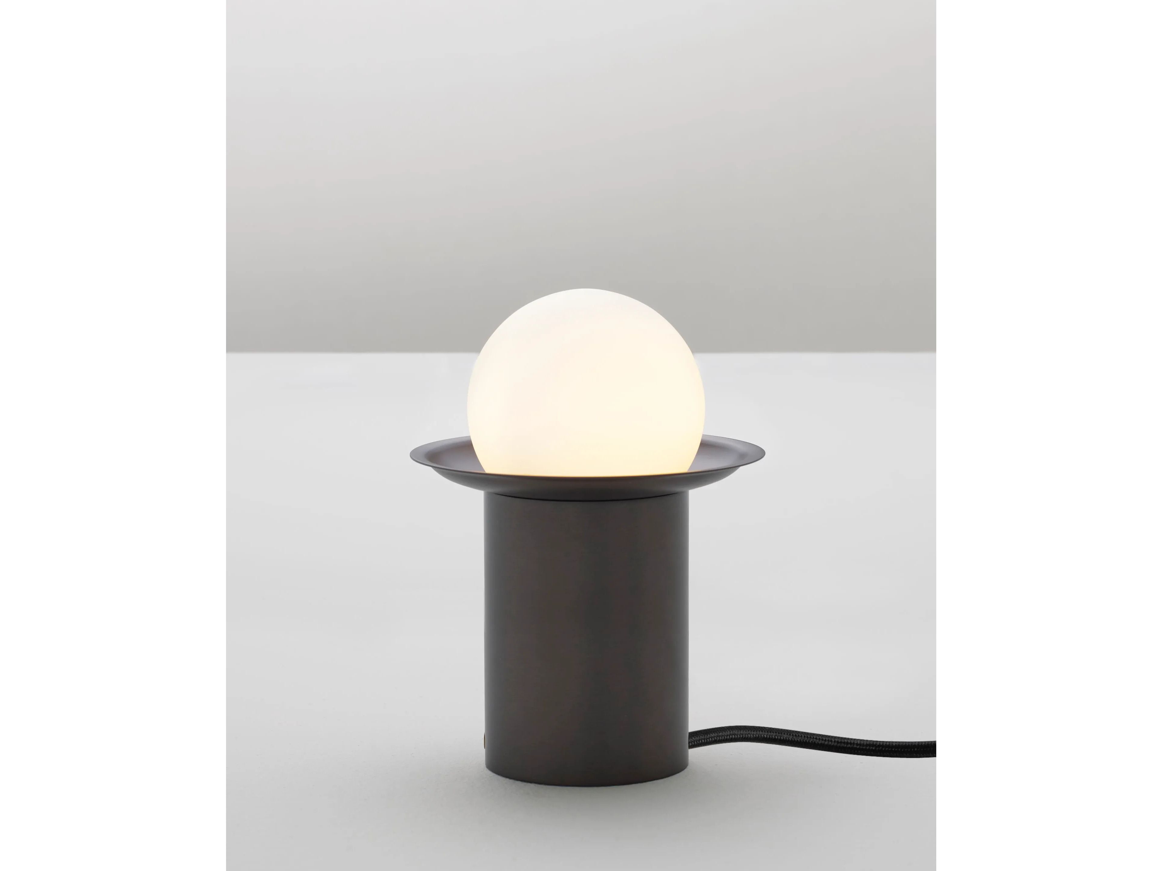 Латунная светодиодная настольная лампа CVL Luminaires Janed ARCH-00121096 - Вид №1