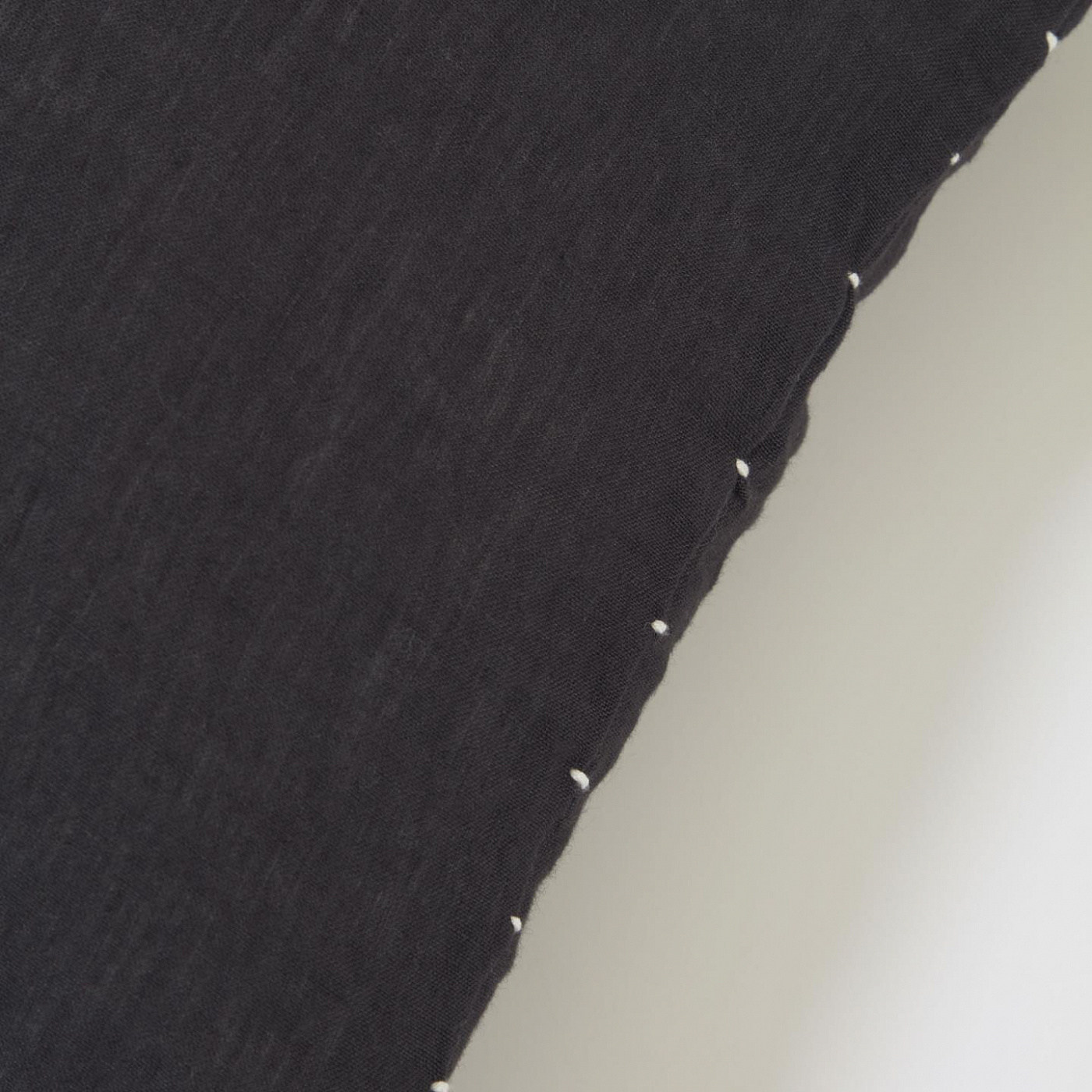 109436 Elmina 100% linen cushion cover in black 45 x 45 cm La Forma  - Вид №1