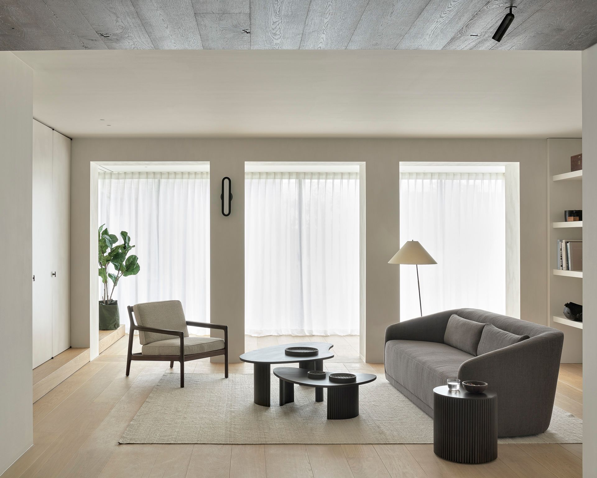 Высокий круглый журнальный столик из красного дерева с отсеком для хранения Ethnicraft Roller Max ARCH-00076993 - Вид №9